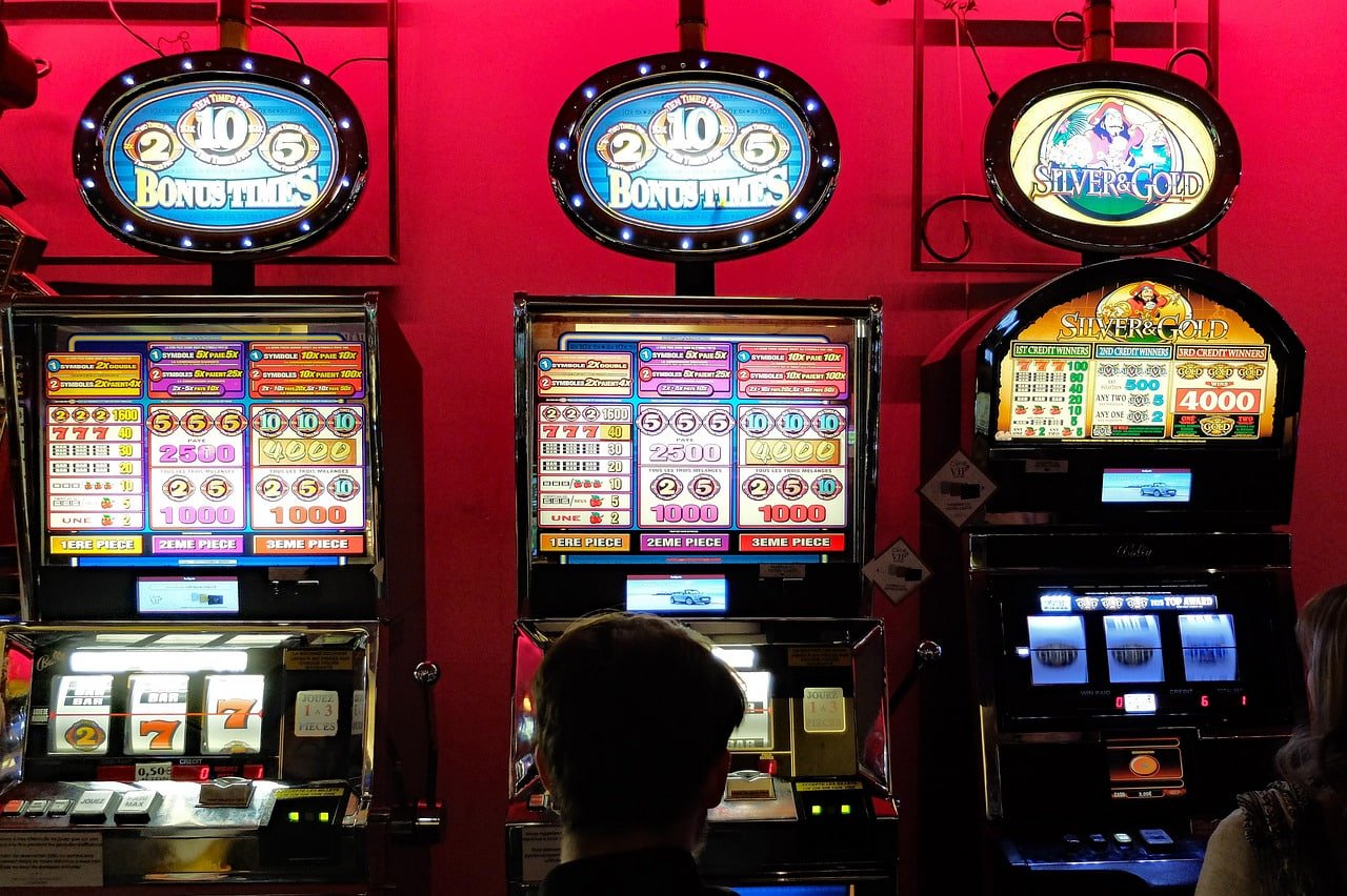 Antarmuka aplikasi mobile kapten5000 menampilkan menu sportsbook dan live-dealer